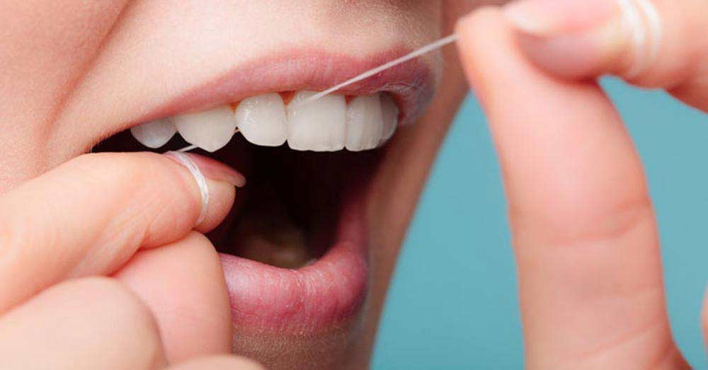 استفاده از نخ دندان اورال بی