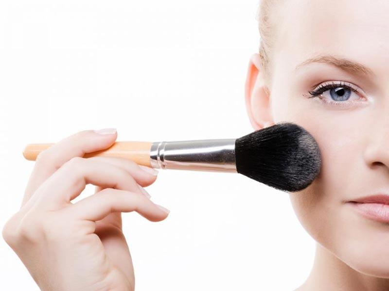 استفاده از پنکک یکی از مهم ترین مراحل آرایش کامل است