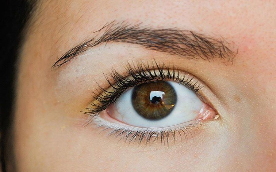 استفاده از مداد چشم سفید بارین بیوتی  داخل چشم