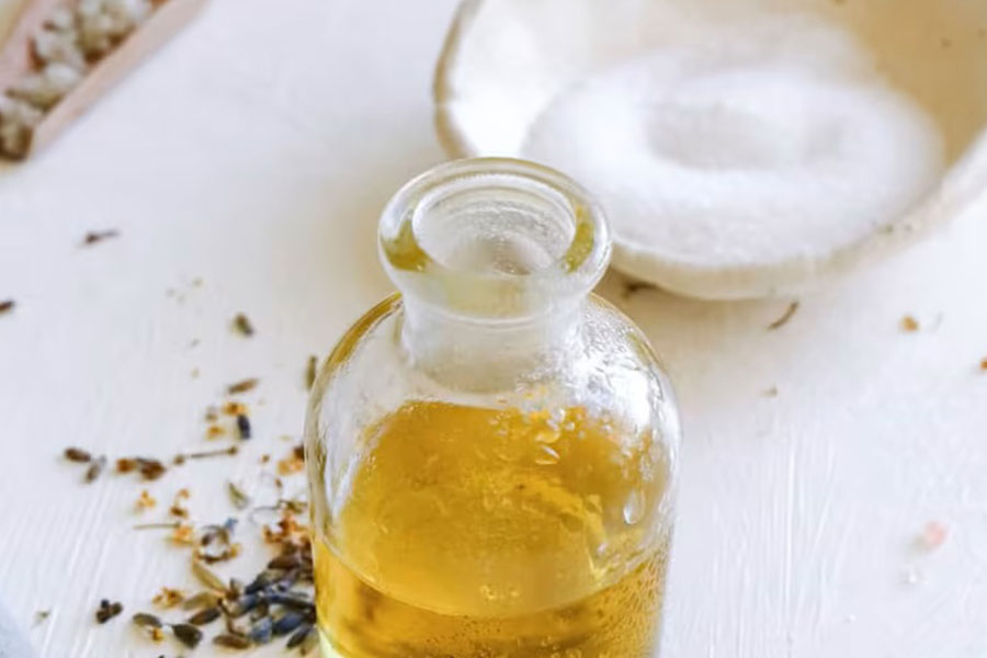 اسکراب نمک خانگی و روغن زیتون علاوه‌بر لایه‌برداری یک آبرسان و مرطوب‌کننده قوی پوست به حساب می‌آید.