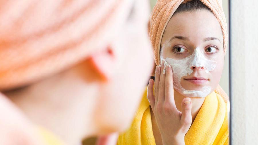 استفاده از اسکراب صورت در روتین مراقبت از پوست در فصل بهار 