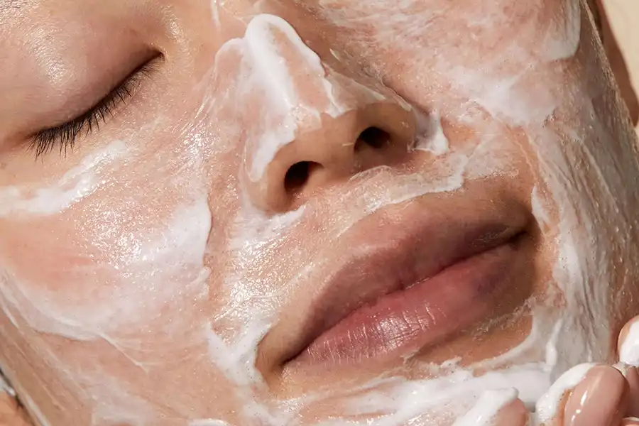 فوم شستشوی صورت، پاککنندهای کاربردی برای تمیز کردن چربی، آلودگی و مواد آرایشی پوست است.