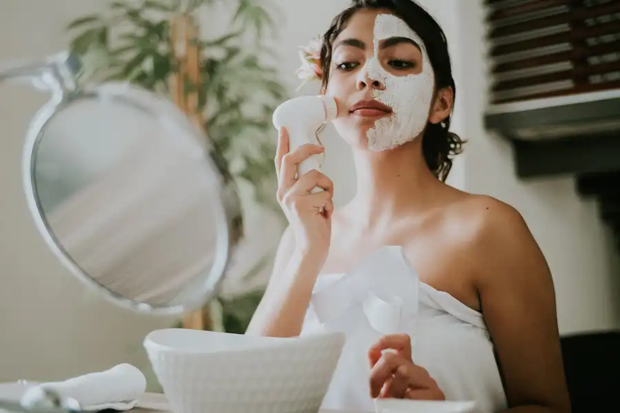 استفاده روتین روزانه از فوم شستشوی صورت، باعث حفظ سلامت و زیبایی پوست میشود.