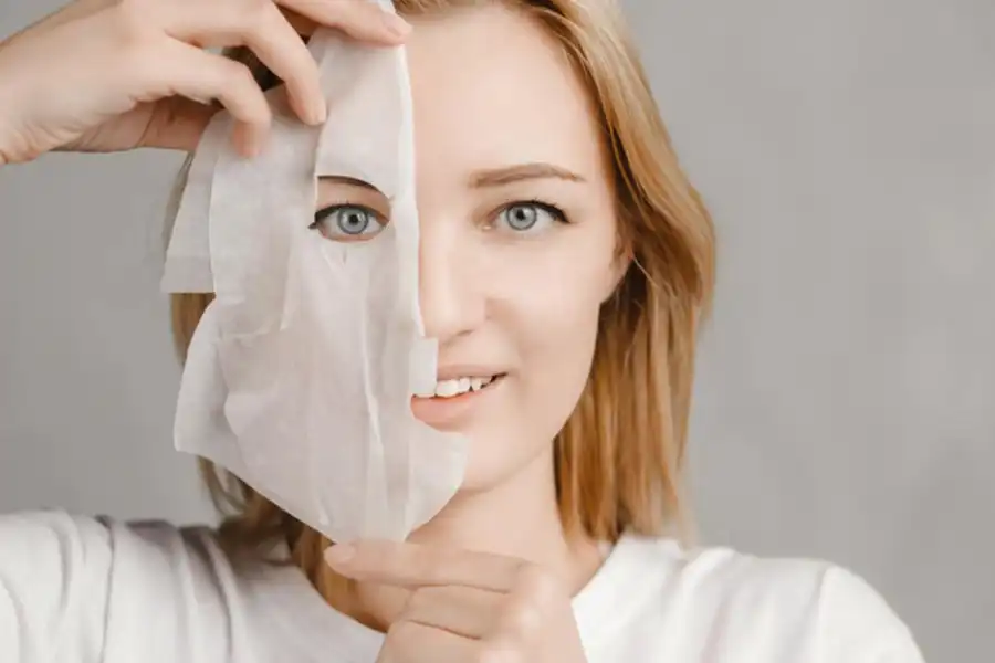 ماسکهای روشنکننده اساسا برای یکنواخت کردن تناژ رنگی پوست و افزایش شفافیت و درخشندگی آن طراحی شدهاند.