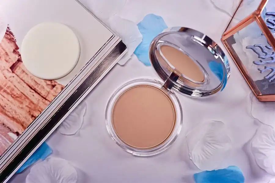 اگر نیاز به پوشش‌دهی بیشتر دارید، پد آرایشی یا اسفنج مرطوب برای استفاده از پنکک گزینه ایده‌آل‌تری است.