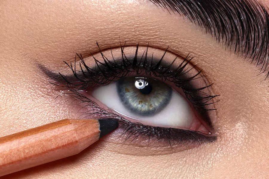 مداد چشمهای باکیفیت عموما از مواد نرم و غیرآلرژیزا تشکیل میشوند و به راحتی روی پوست میلغزند.